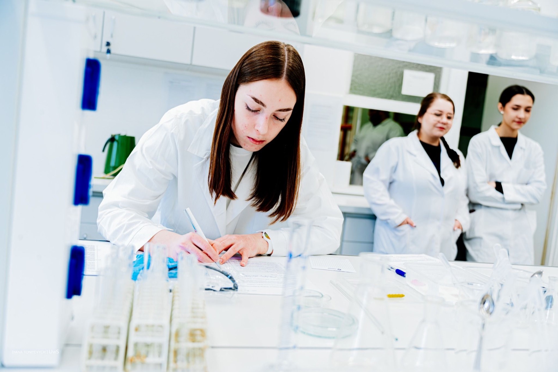 uczestnicy IV konkursu chemicznego na laboratorium