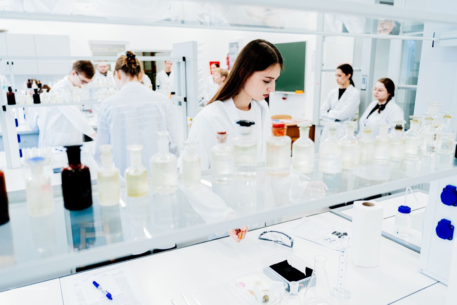 uczestnicy IV konkursu chemicznego na laboratorium