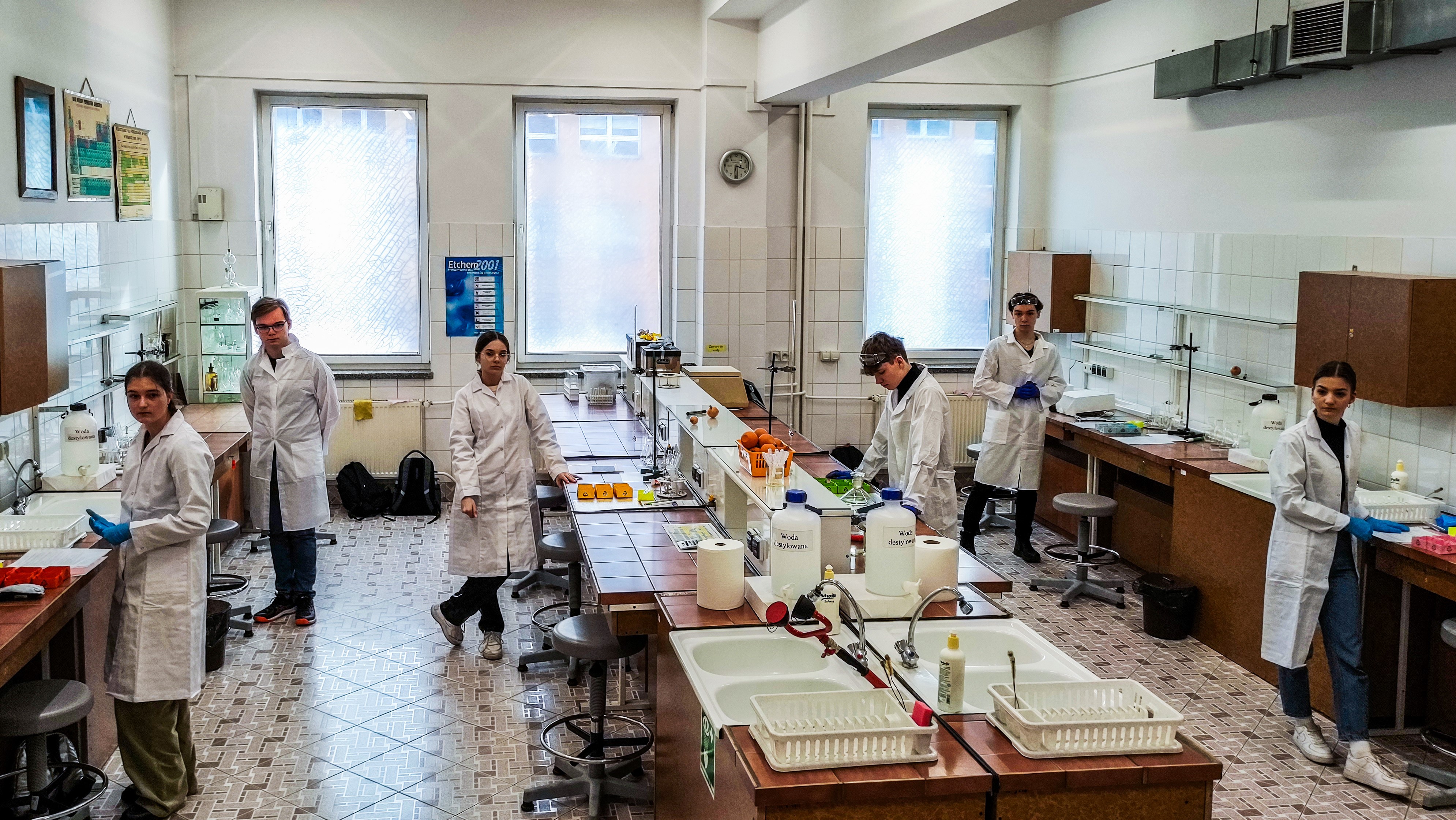 na starcie, laboratorium chemiczne z finalistami Konkursu.