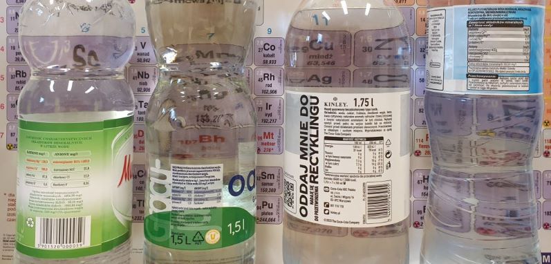 zdjęcia butelek z wodą z etykietami wskazującymi ich skład chemiczny