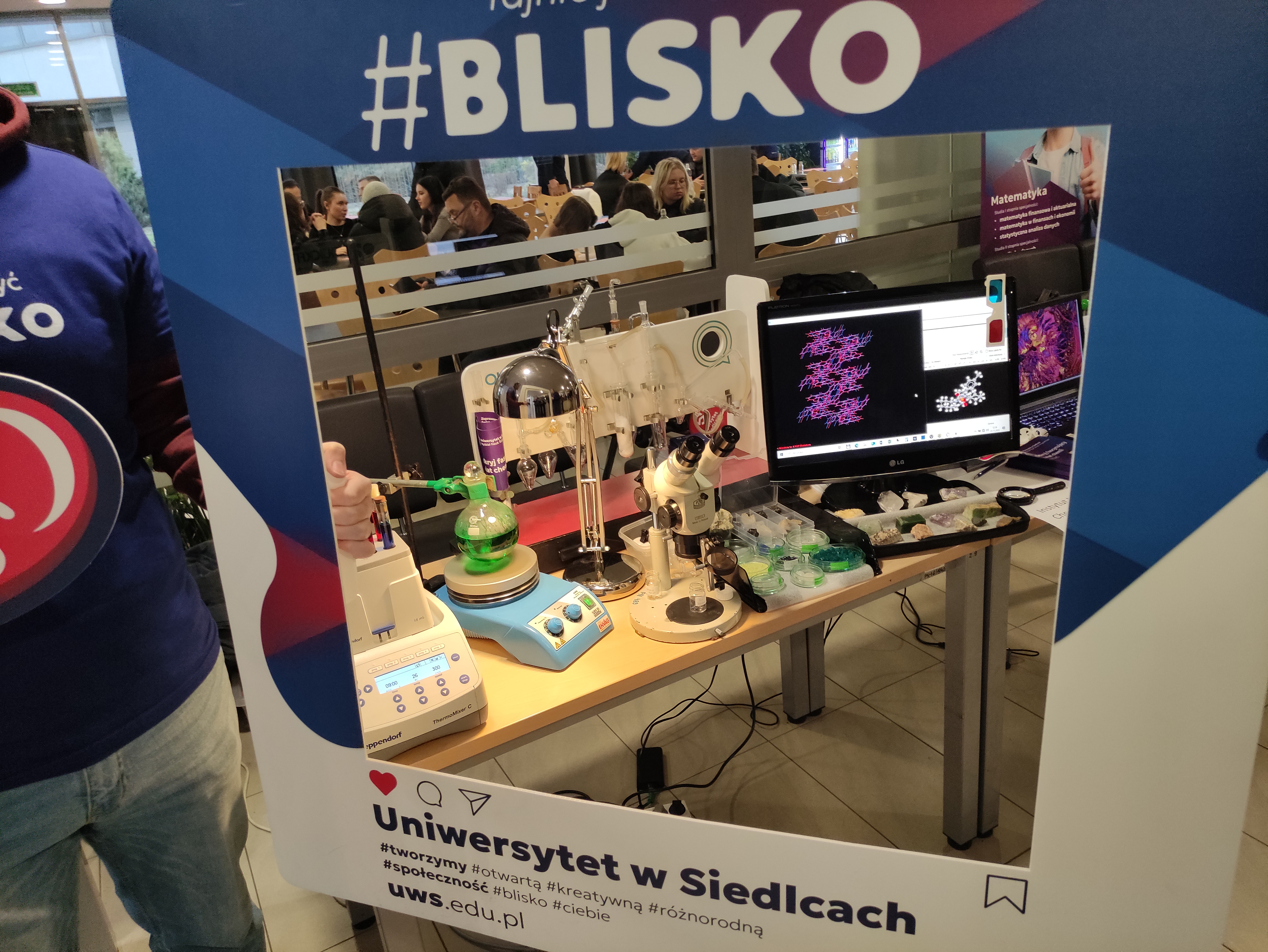 dzień otwarty UWS, stoisko instytutu nauk chemicznych