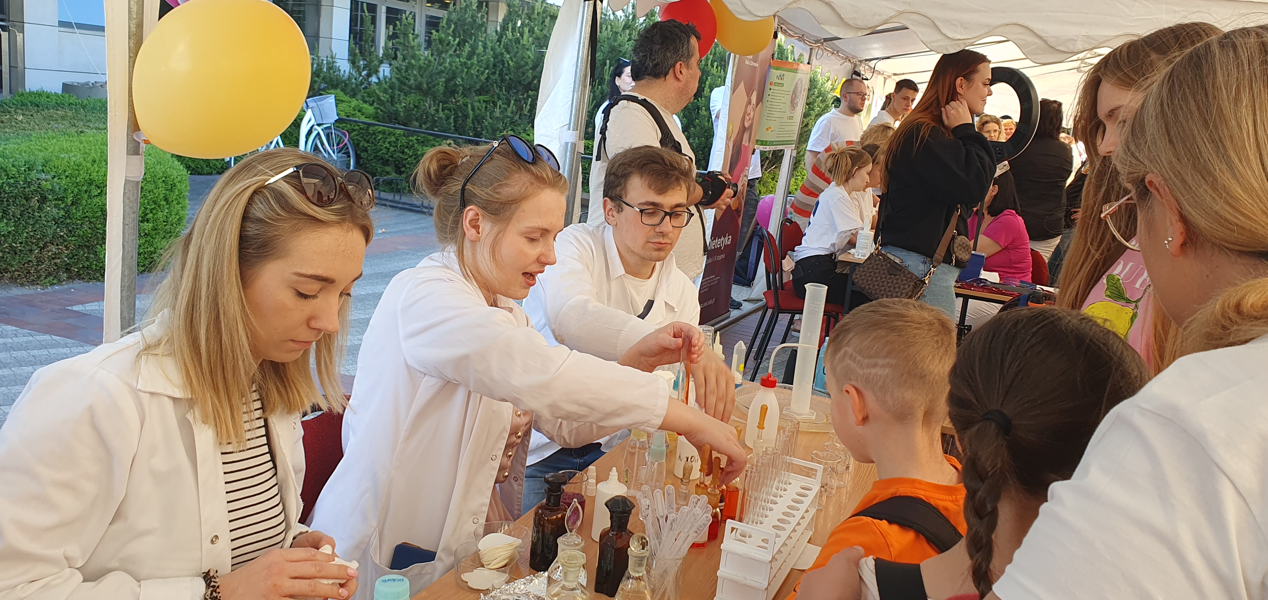 zdjęcia z pikniku naukowego