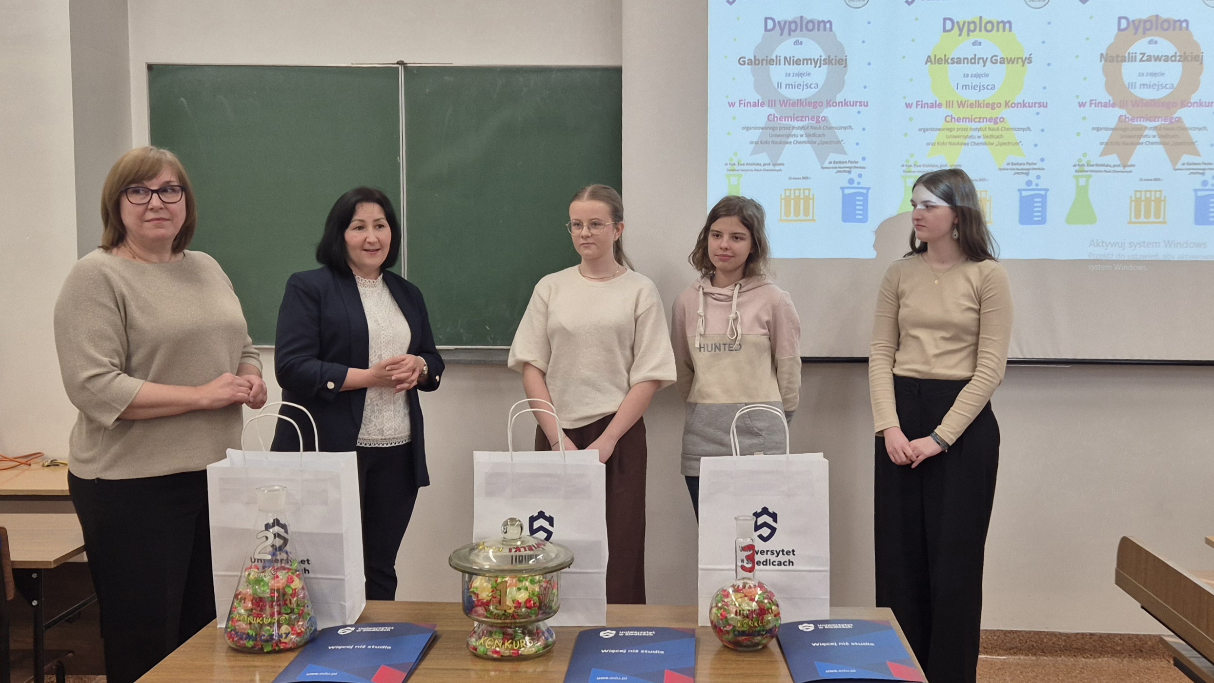 zdjęcia uczestników finału konkursu chemicznego 