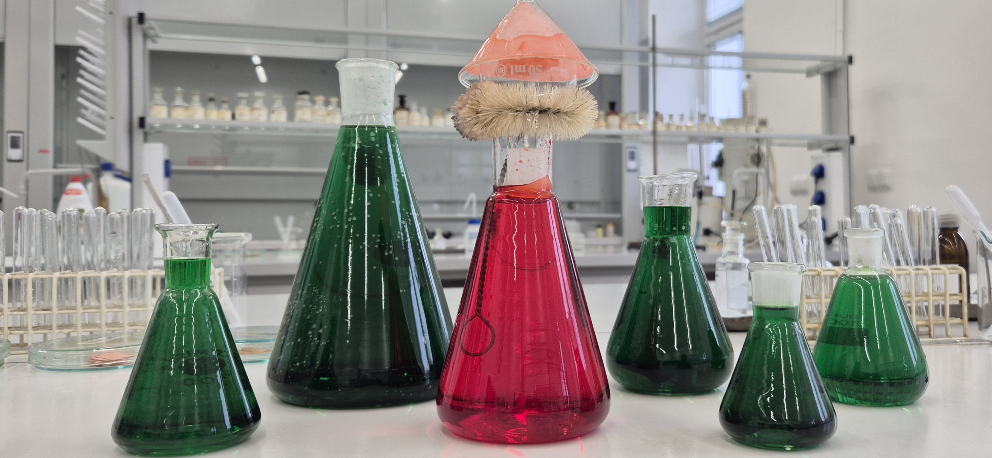 zlewki z kolorowymi cieczami przypominające kształtem mikołaja