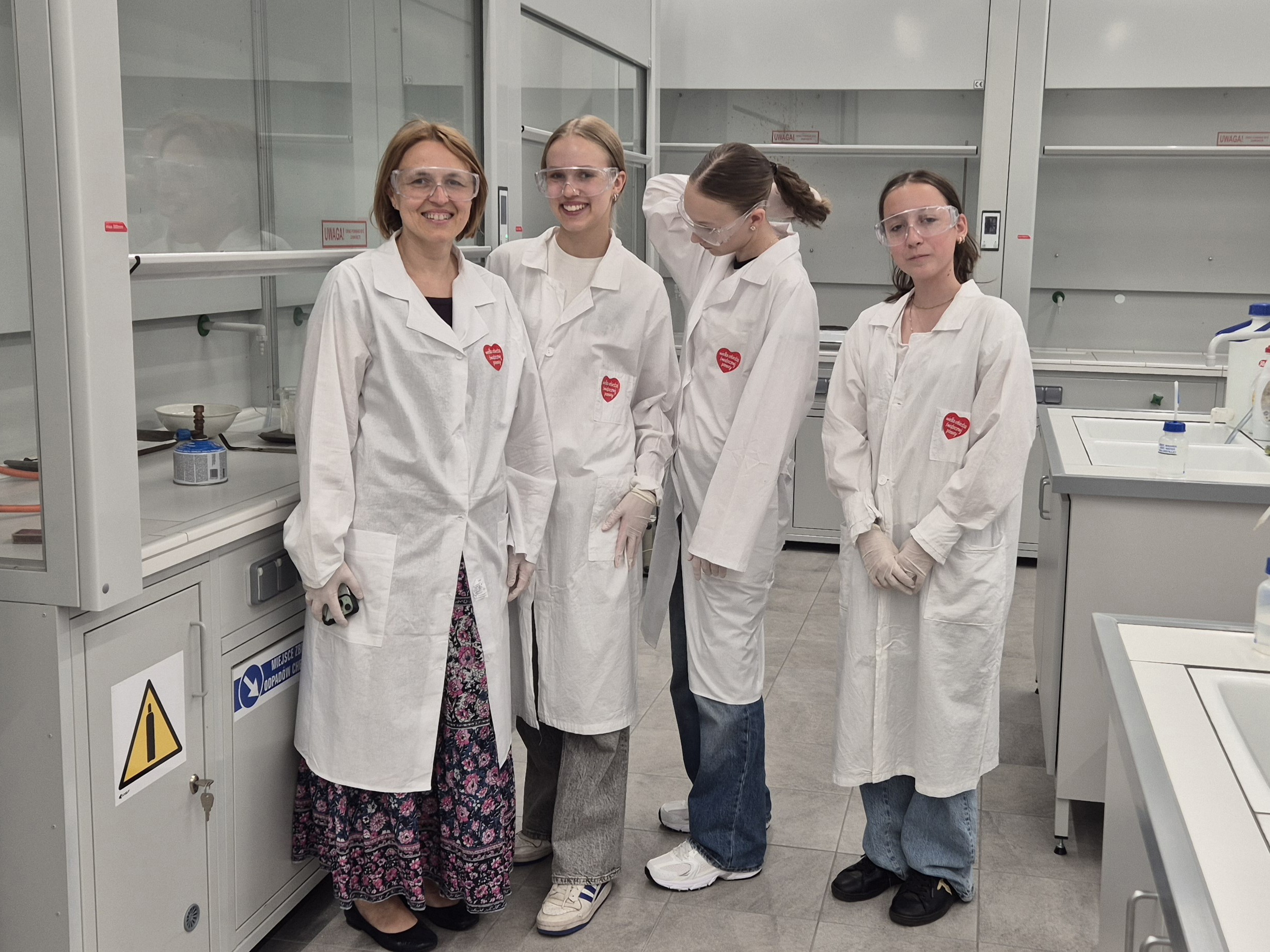 uczennice na laboratorium chemicznym