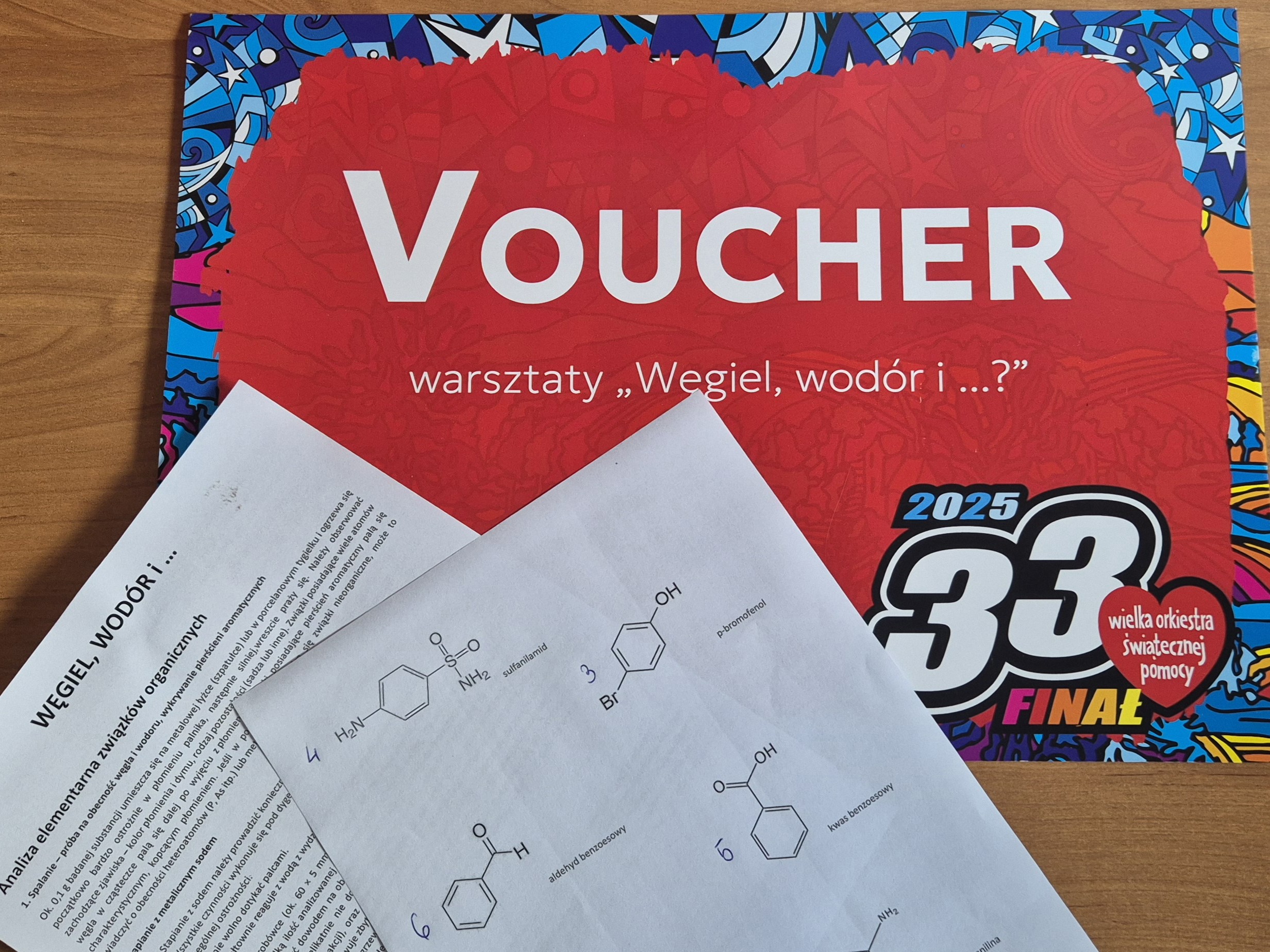 zdjęcie przedstawia serce z napisem Voucher z 33 finału WOŚP