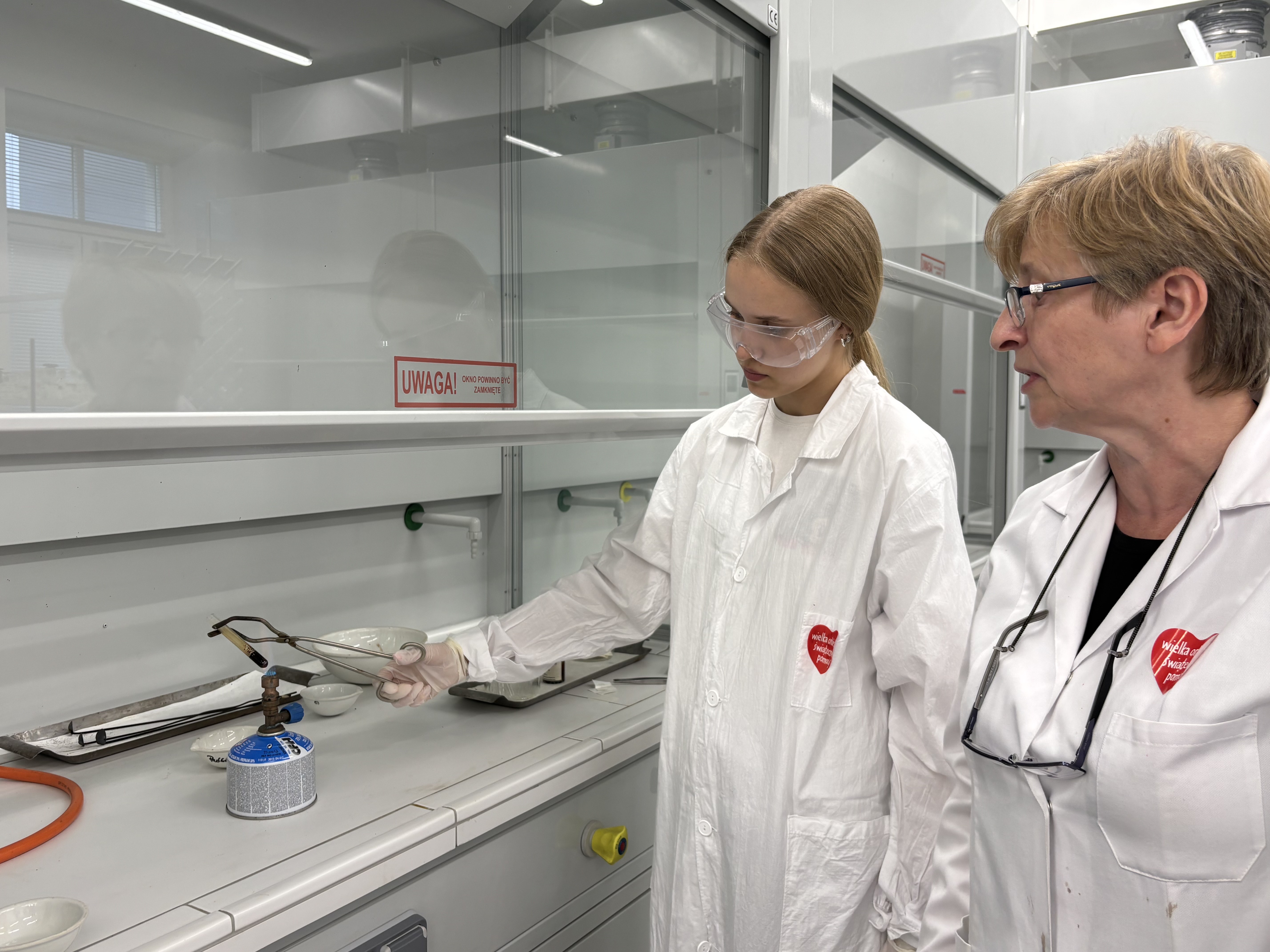 uczennice na laboratorium chemicznym