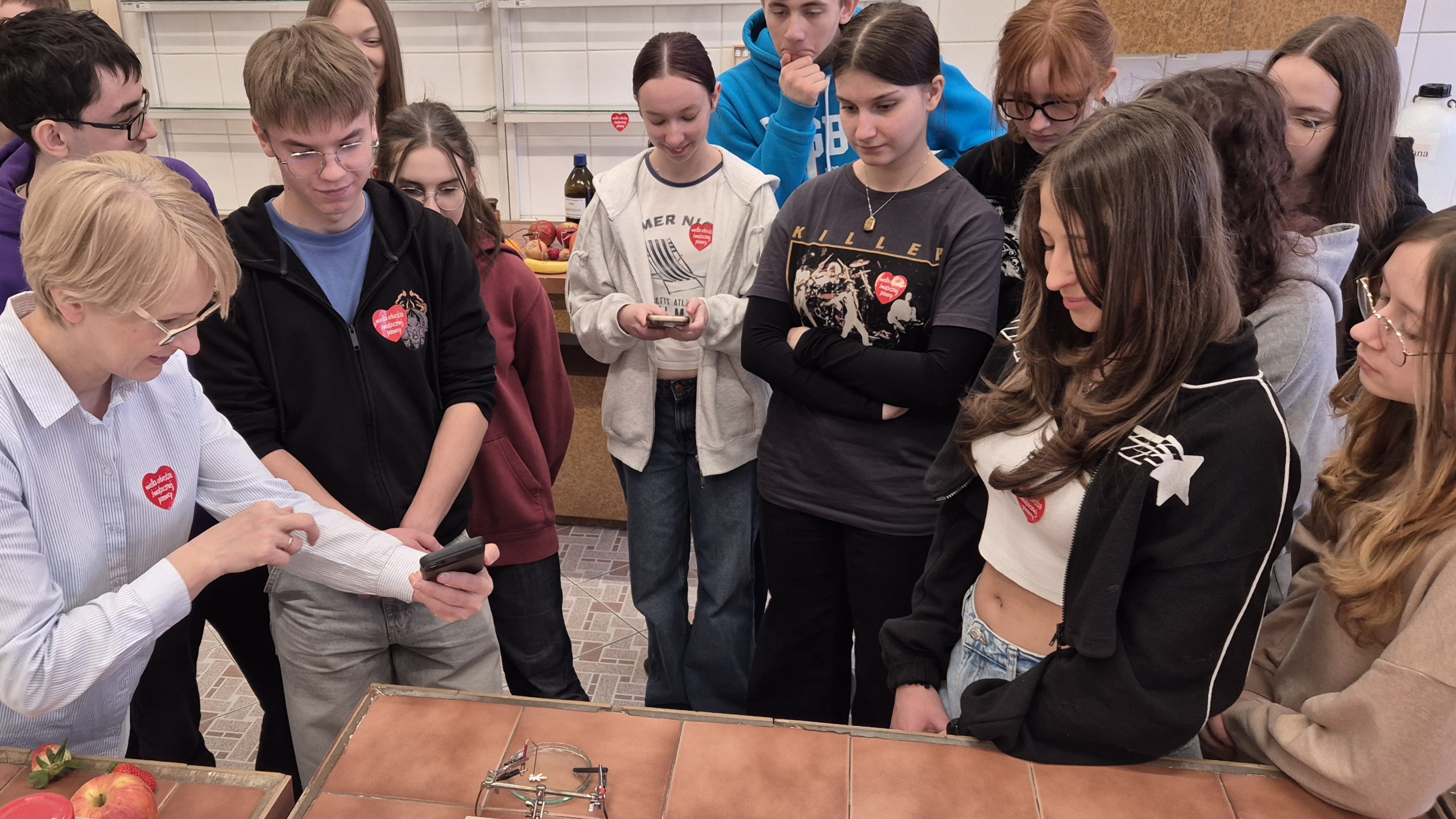 klasa odwiedzajaca laboratorium chemiczne w ramach WOŚP