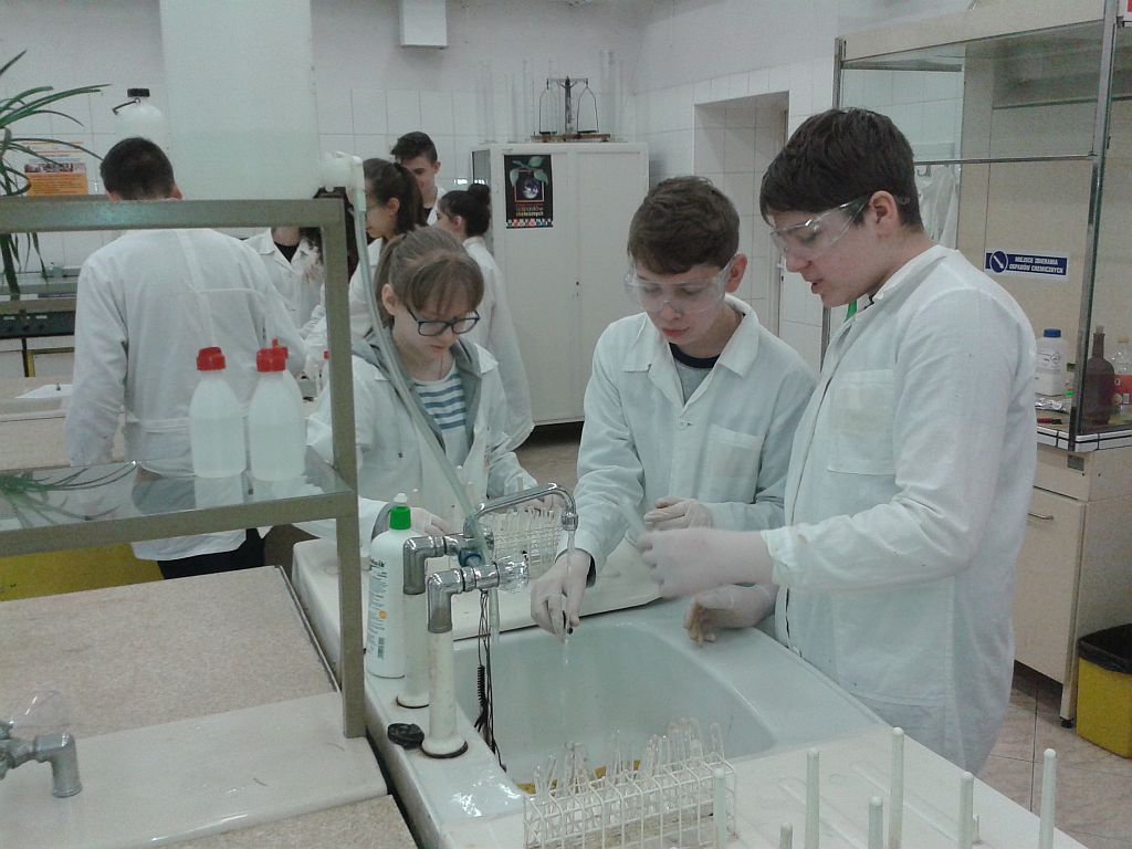 uczniowie wykonują doświadczenia chemiczne